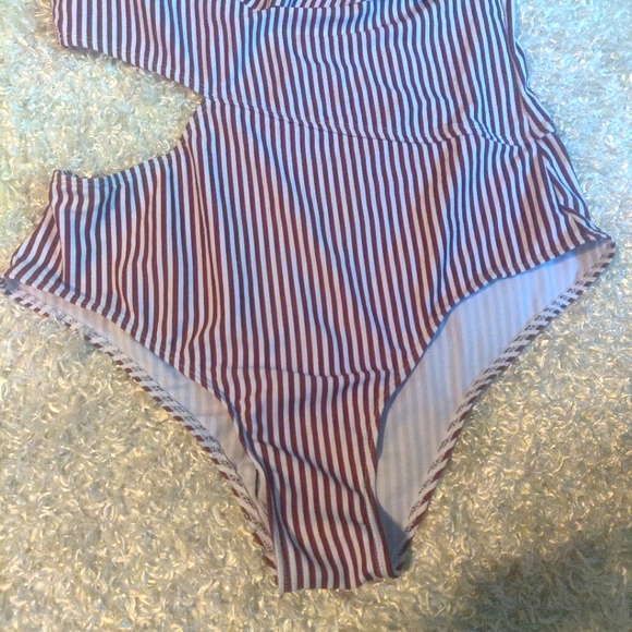 Women's Striped One-Shoulder Swimsuit Size Large NWOT - Picture 2 of 5